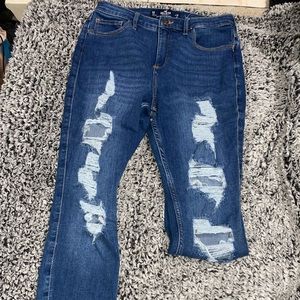 Basically brand new without tags never been worn size 9 hollister jeans.